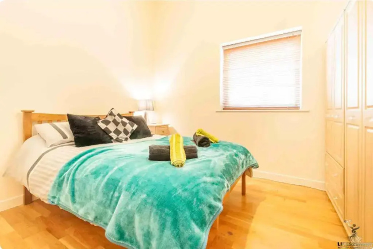 Smythen St, 2 bed apartment with balcony