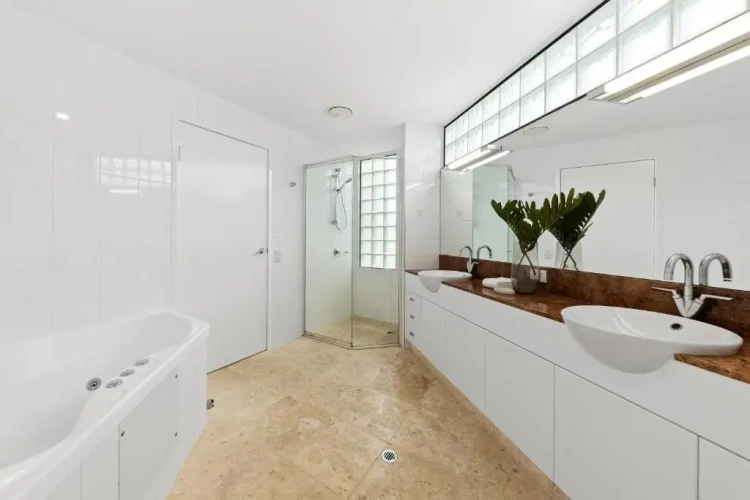 3 Bedrooms Apartment