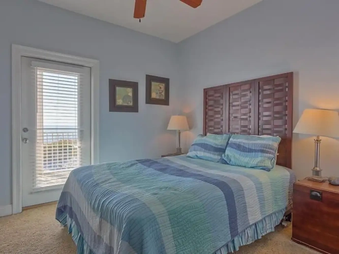4 Bedrooms Apartment