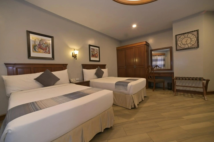 Paragon Hotel and Suites