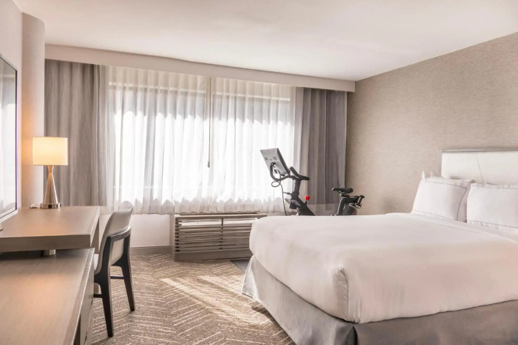 Lakeside Orange County Airport Hotel