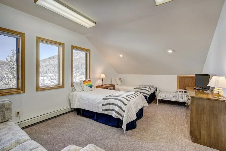 Evans Mountain Lodge