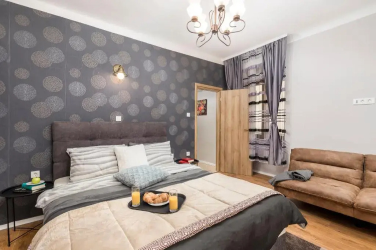 4 Season Apartments