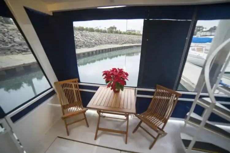 houseboat
