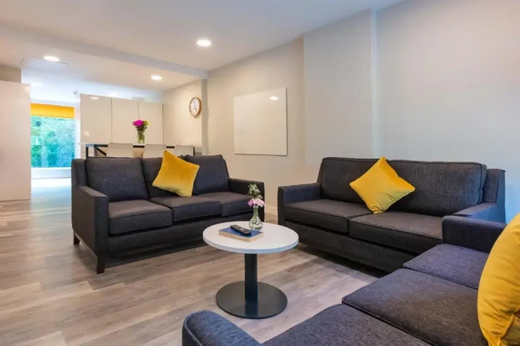4 Bedrooms Sextuple Apartment