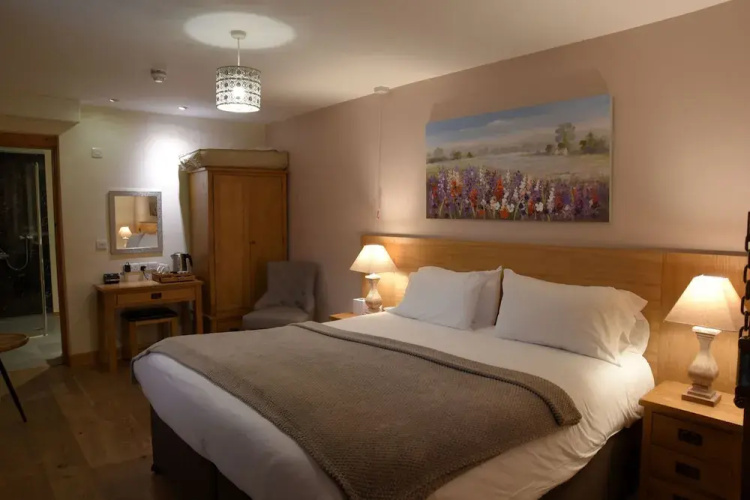 Crossways Inn