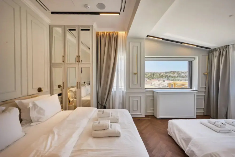 Ermou 99 Intelligent Private Suites