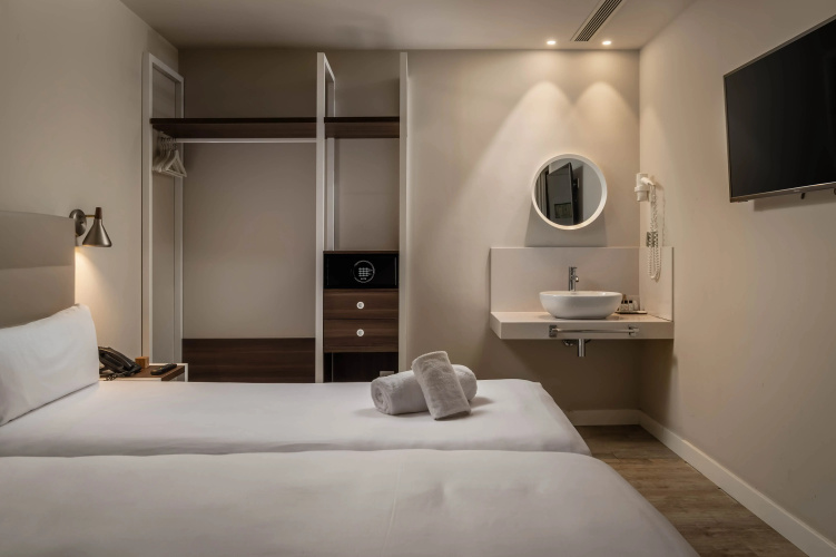 Arya Stadium Hotel