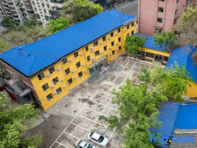 Dongrunfeng Hotel (Zigong Caideng Park)