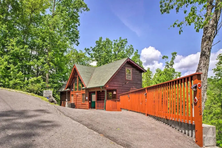 Saltwater Pool & Mtn-view Deck: Pigeon Forge Cabin
