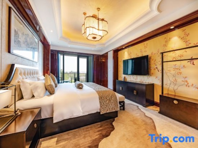 Suite with balcony and with lake view
