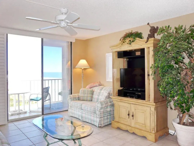 Alluring Beachfront Condo With Pool and Ocean Views