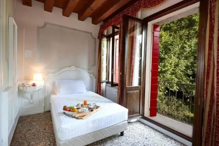 Deluxe Single room with balcony