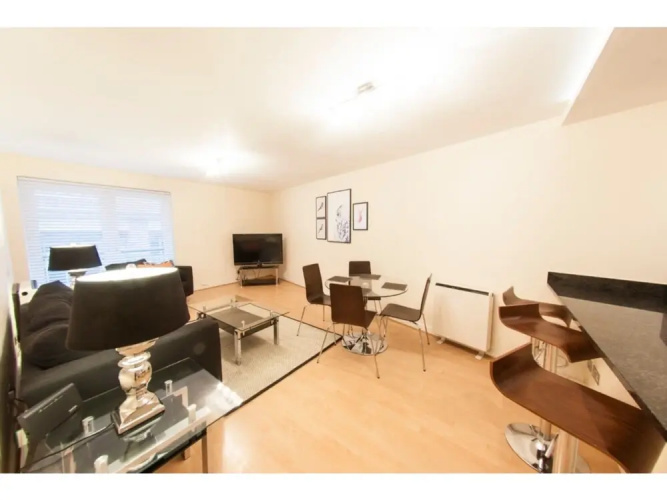 Bright, Classy 2BR Riverside Flat for 4
