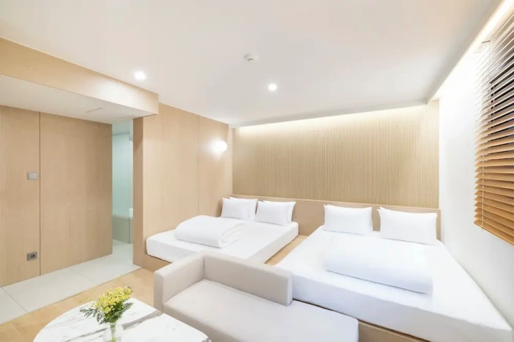 Standard Sextuple Family room