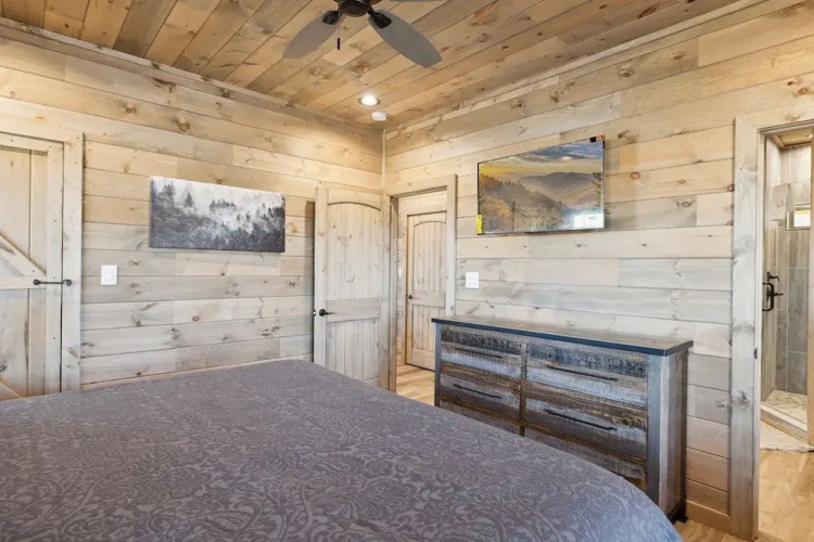 Tennessee Whiskey 3 Bedroom Cabin by RedAwning