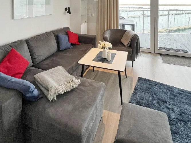 Spacious Coastal Apartment, Wendtorf