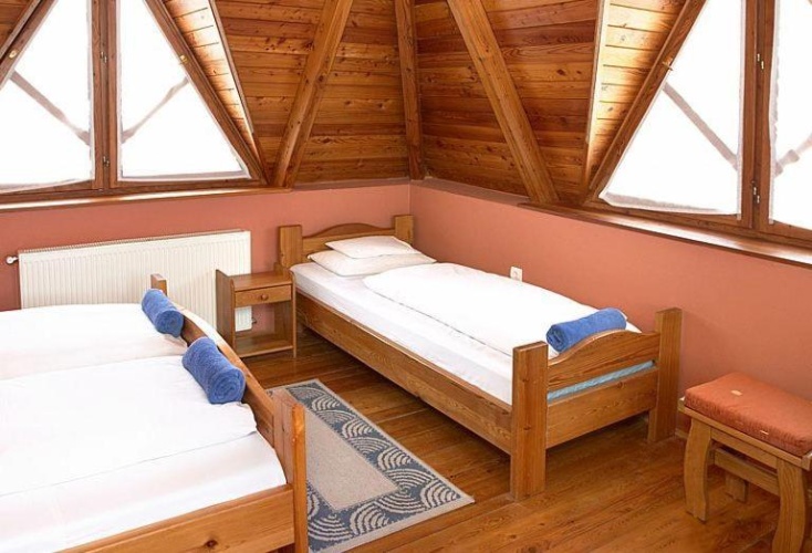 Standard Triple room