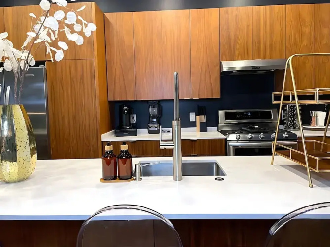 Massive Compound 20 Beds Rainey St 6 min Walk