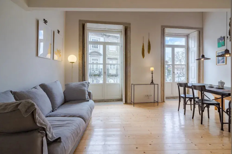 Charming Apartment With Convenient City Access