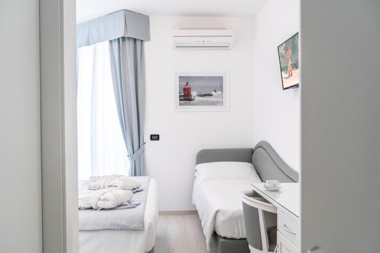 Standard Triple room with sea view