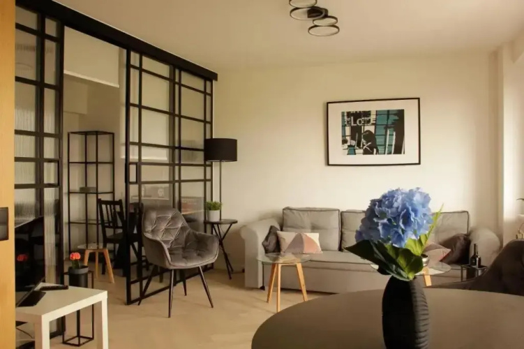 Luxurious, Spacious, Modern Gem. Great Location !