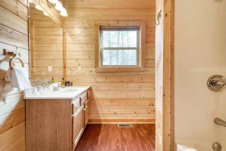 Ashberry by Avantstay Large Cabin Surrounded in Pine Tree w/ River Views & Game Room