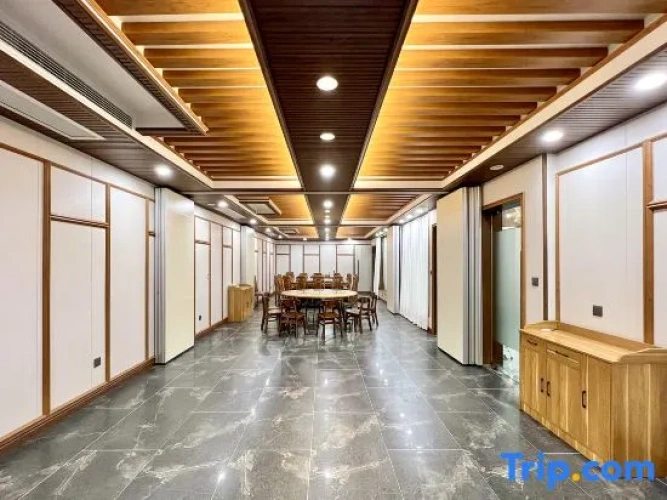 6 Bedrooms Villa