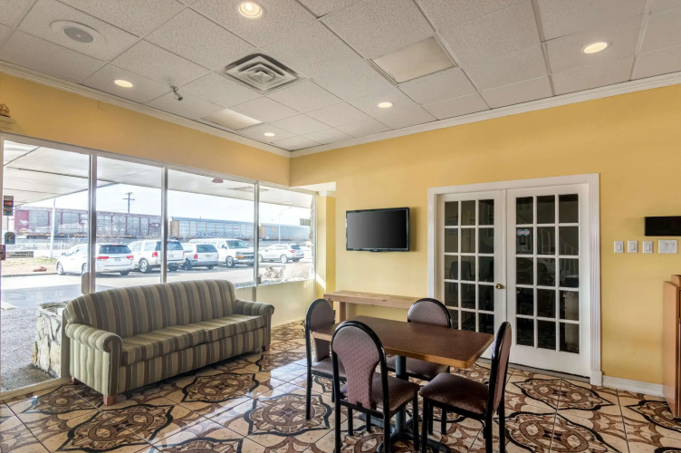 Rodeway Inn Arlington Entertainment District Area