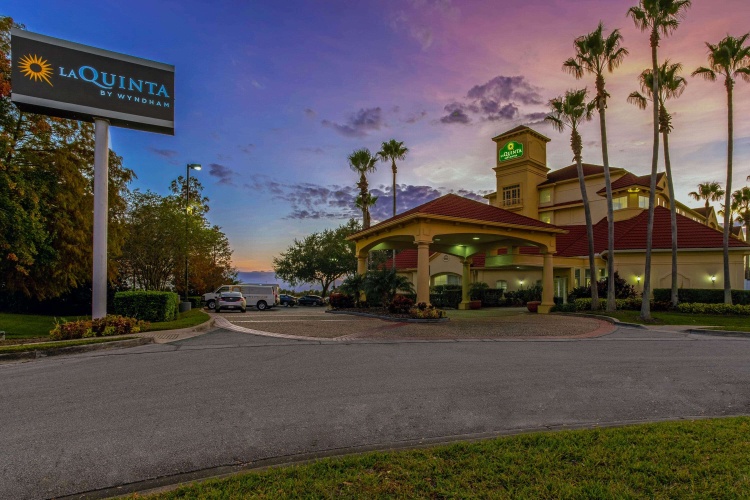La Quinta Inn & Suites by Wyndham Orlando Airport North photo 25