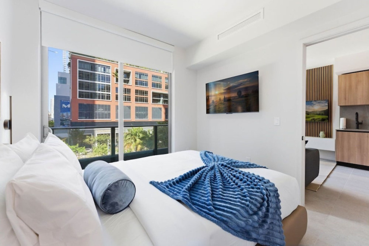 Modern 2BR + Den in Downtown Miami