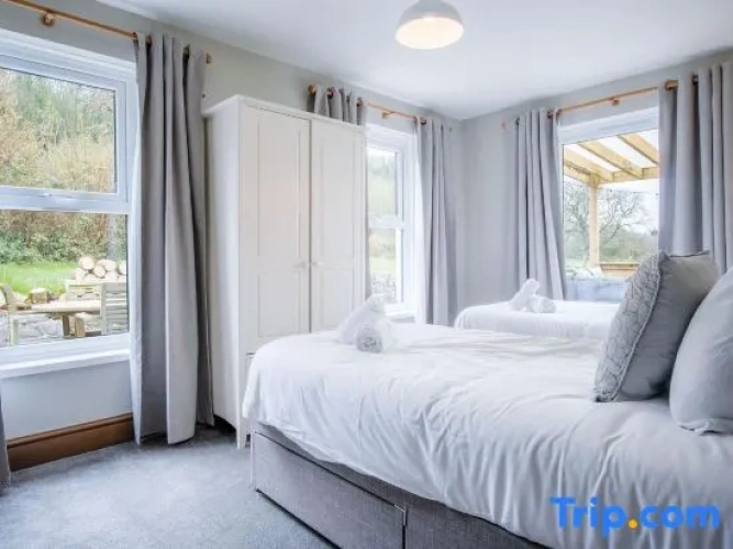 4 Bedrooms Apartment