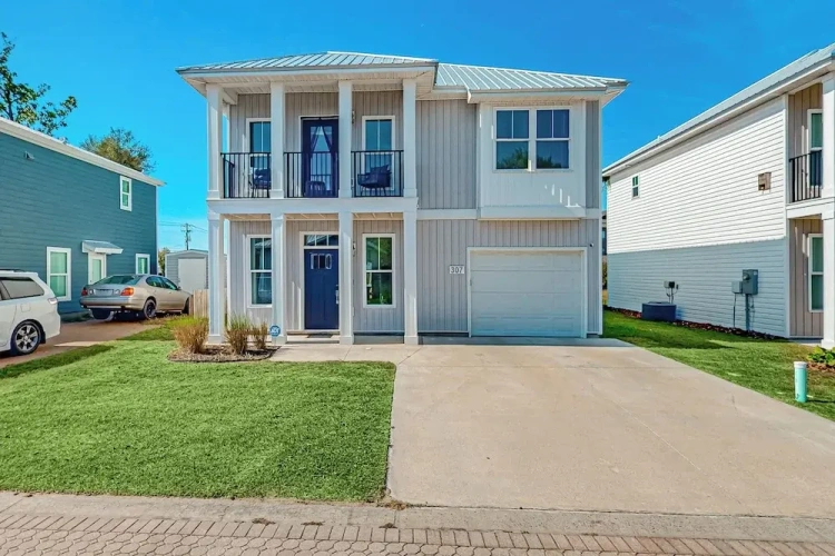 4 Bedrooms Cottage with balcony