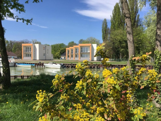 Apartment with lake view