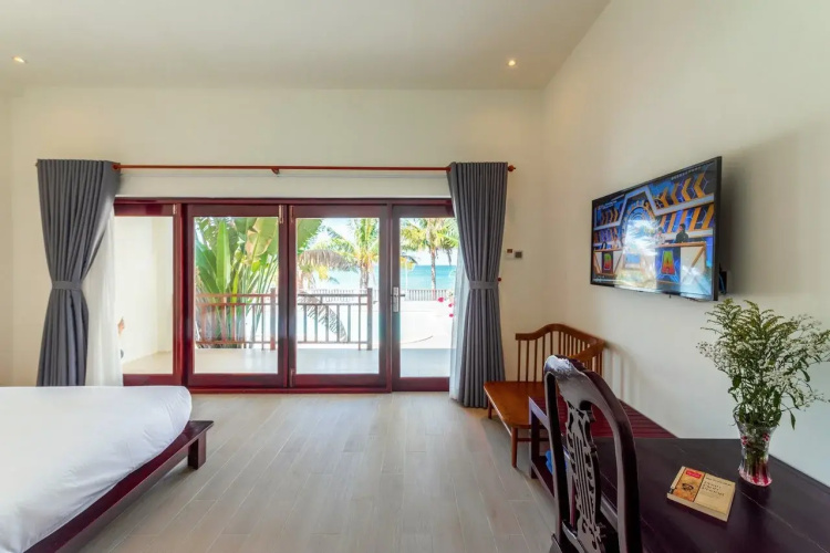 The Tahiti Beach Hotel