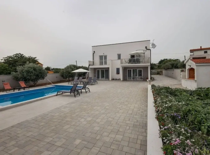 4 Bedrooms Cottage