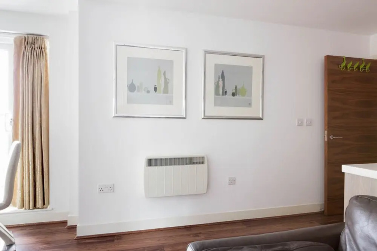 Sophisticated 2 Bed Flat with Balcony in Acton