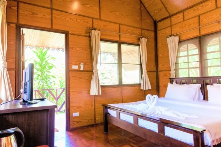 Bungalow with garden view
