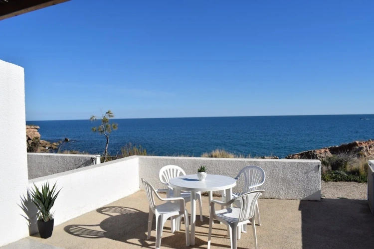 2 Bedrooms Apartment beachfront