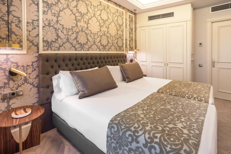 Catalonia Las Cortes Hotel
