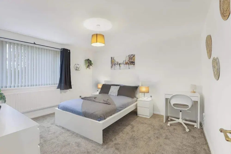 Spacious 4 Bedroom House With Parking