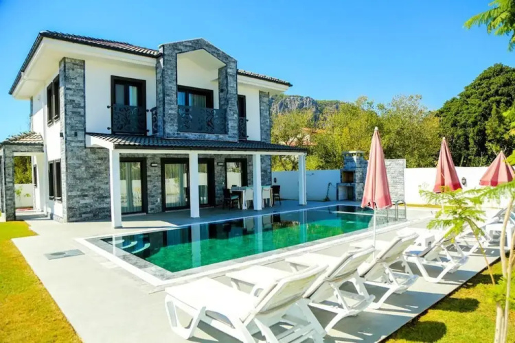 Villa-sleeps 8-parking-pool-bbq