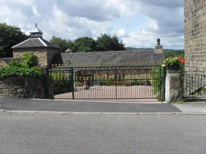 5 Bedrooms Cottage