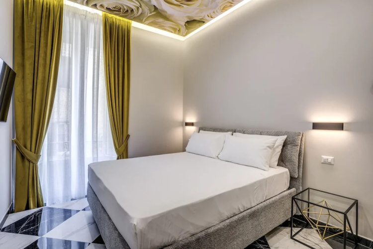 Golden Rose in Naples