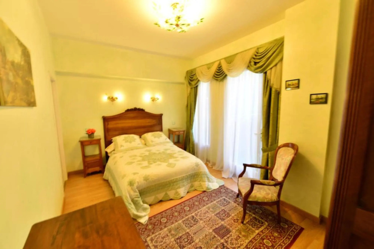 Au Pied du Chateau