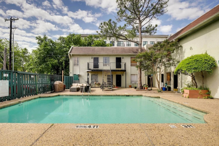 Contemporary Dallas Condo w/ Pool Access!