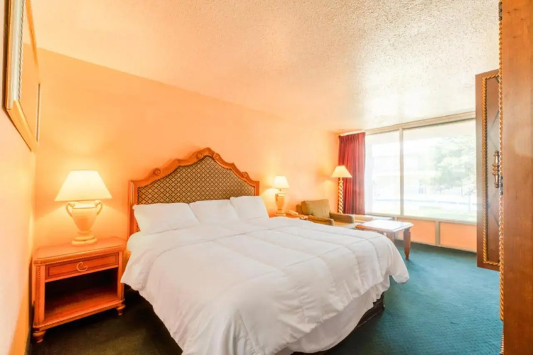 Castle Inn & Suites