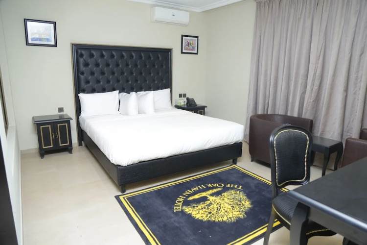 Oak Haven Hotel And Suites