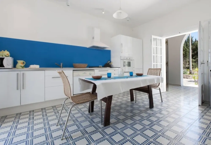 4 Bedrooms Apartment