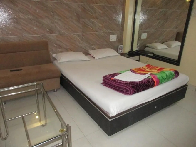Hotel Saroja Palace